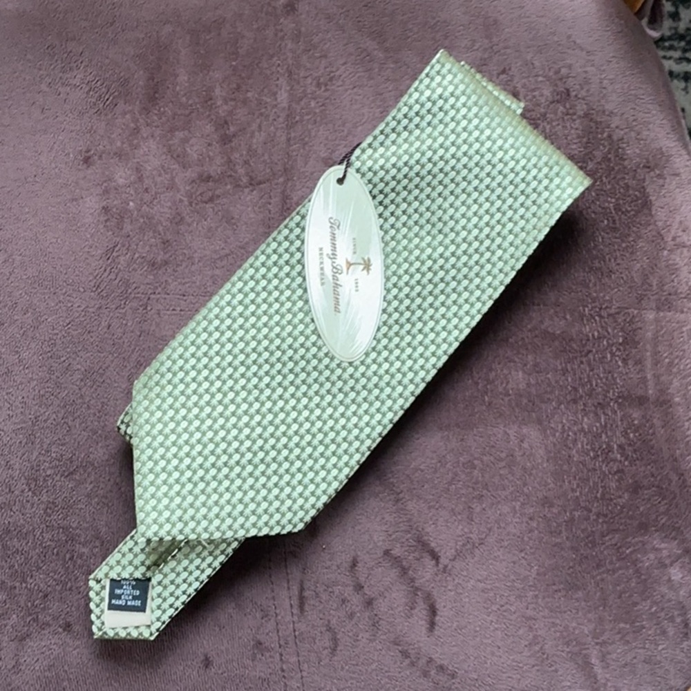 NWT Tommy Bahama Green and Tan Tie with Small Pineapple Pattern